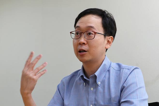 나종호 교수는 지난 26일 서울 마포구 한겨레신문사에서 가진 인터뷰에서 자살예방 정책의 중요성에 대해 강조했다. 정용일 선임기자 yongil@hani.co.kr