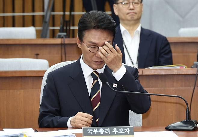 김민석 국무총리 후보자가 지난 25일 국회에서 열린 인사청문회에서 눈을 만지고 있다. 윤운식 선임기자 yws@hani.co.kr