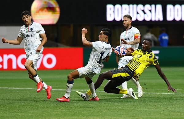 도르트문트의 공격수 세루 기라시(노란색 유니폼)가 2일(한국시각) 열린 2025 국제축구연맹 클럽 월드컵 16강전에서 몬테레이 골문을 향해 슛하고 있다. 애틀랜타/로이터 연합뉴스