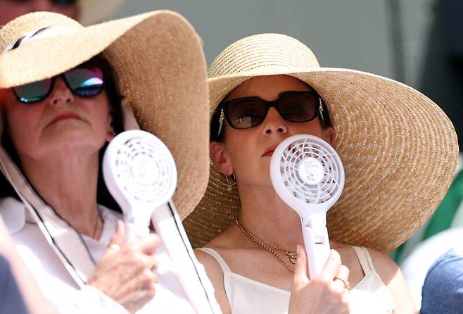 윔블던 테니스 대회가 열린 2일(한국시각) 올잉글랜드클럽의 관중. 런던/로이터 연합뉴스
