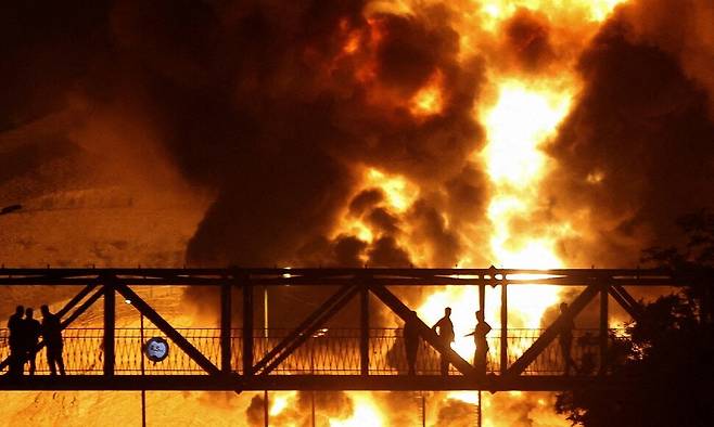 2025년 6월15일 이스라엘군의 공습으로 이란 수도 테헤란의 샤란 원유저장소가 화염에 휩싸여 있다. 로이터 연합뉴스