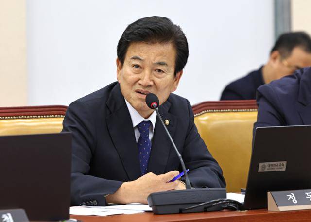 정동영 통일부 장관 후보자가 지난달 26일 서울 여의도 국회에서 열린 과학기술정보방송통신위원회 전체회의에서 발언하고 있다. 뉴시스