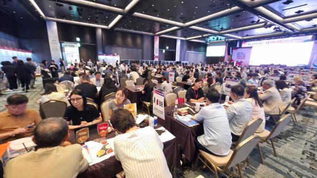 1∼2일 천안 소노벨에서 열린 충남 수출상담회에 11개국 바이어 110여 명과 도내 250여 개 기업이 참여해 총 797건, 1억 4,628만 달러 규모의 수출 상담을 진행했으며, 이 가운데 62건이 실제 협약(MOU) 체결로 이어졌다. 사진은 수출상담회 현장 모습. 천안=윤형권 기자