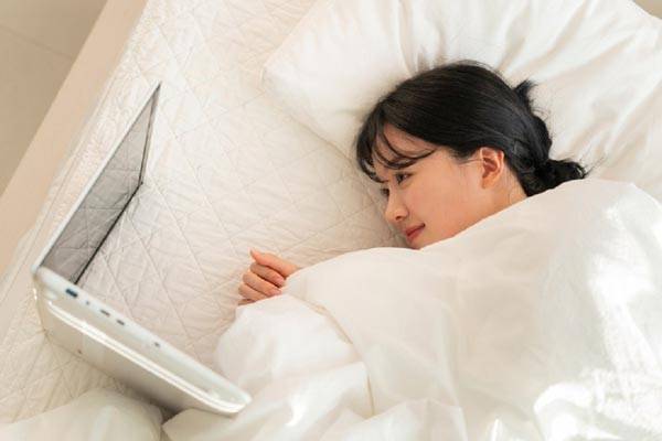 온라인 강의나 영상 콘텐츠를 2배속 이상으로 빠르게 시청하면 기억력과 이해도가 떨어진다는 연구 결과가 나왔다./사진=게티이미지뱅크