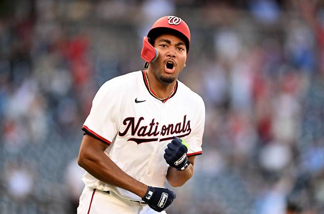 <yonhap photo-1422=""> WASHINGTON, DC - JUNE 19: James Wood #29 of the Washington Nationals celebrates after hitting a game winning two-run home run in the eleventh inning against the Colorado Rockies at Nationals Park on June 19, 2025 in Washington, DC. Greg Fiume/Getty Images/AFP (Photo by Greg Fiume / GETTY IMAGES NORTH AMERICA / Getty Images via AFP)/2025-06-20 07:19:06/ <저작권자 ⓒ 1980-2025 ㈜연합뉴스. 무단 전재 재배포 금지, AI 학습 및 활용 금지></yonhap>