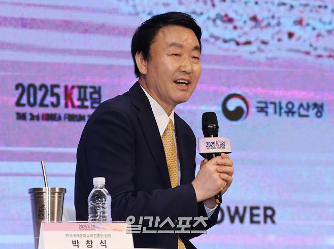 일간스포츠와 이코노미스트가 공동 주최하는 '2025 K포럼'이 2일 서울 용산구 서울드래곤시티 그랜드볼룸에서 열렸다. 박창식 한국국제문화교류진흥원장을 좌장으로 연상호 감독과 가수 강타가 기조대담을 하고 있다. 올해로 3회째를 맞은 K포럼은 ‘다시 쓰는 K스토리’를 주제로, 글로벌 시장에서 각광받고 있는 K콘텐츠와 K브랜드의 과거와 현재를 되짚어보고 미래를 이야기하며 지속 가능한 ‘K’를 위해 합리적 방안과 전략을 모색하는 자리가 마련됐다. [2025 K포럼] 김민규 기자 mgkim1@edaily.co.kr /2025.07.02/