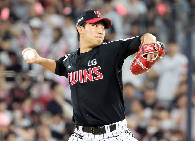 26일 오후 수원 KT위즈파크에서 열린 2025 프로야구 LG와 KT 경기. LG 투수 이정용이 8회 등판 역투하고 있다. 수원=정시종 기자 capa@edaily.co.kr /2025.06.26.