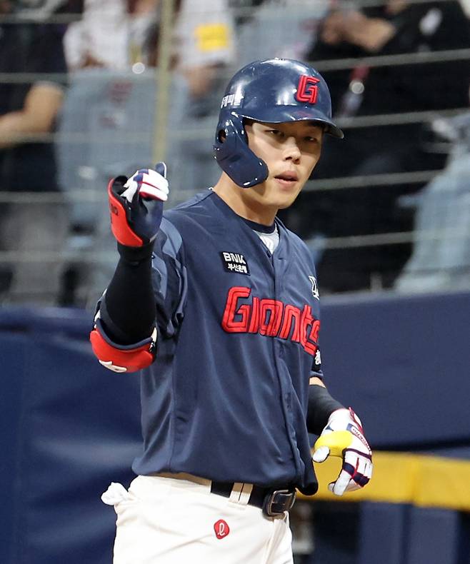 30일 오후 서울 고척스카이돔에서 열린 2025 프로야구 롯데 와 키움 경기. 롯데 고승민이 4회 1타점 적시타를 날리고 기뻐하고 있다. 고척=정시종 기자 capa@edaily.co.kr /2025.04.30.