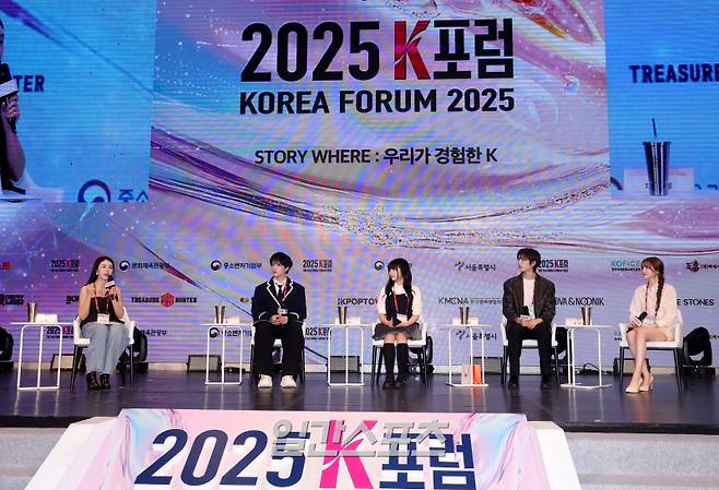 일간스포츠와 이코노미스트가 공동 주최하는 '2025 K포럼'이 2일 서울 용산구 서울드래곤시티 그랜드볼룸에서 열렸다. 피에스타 차오루(중국), 소디엑 씽(홍콩), 유니스 나나(일본), 앰퍼샌드원 브라이언(캐나다), 피프티피프티 문샤넬(미국) 등 아이돌그룹의 외국인 멤버들이 '우리가 경험한 K'라는 주제로 대담을 하고 있다. 올해로 3회째를 맞은 K포럼은 ‘다시 쓰는 K스토리’를 주제로, 글로벌 시장에서 각광받고 있는 K콘텐츠와 K브랜드의 과거와 현재를 되짚어보고 미래를 이야기하며 지속 가능한 ‘K’를 위해 합리적 방안과 전략을 모색하는 자리가 마련됐다. [2025 K포럼] 김민규 기자 mgkim1@edaily.co.kr /2025.07.02/