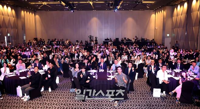 일간스포츠와 이코노미스트가 공동 주최하는 '2025 K포럼'이 2일 서울 용산구 서울드래곤시티 그랜드볼룸에서 열렸다. 본격적인 포럼 시작에 앞서 내빈들과 참석자들이 객석에서 다함께 포즈를 취하고 있다. 올해로 3회째를 맞은 K포럼은 ‘다시 쓰는 K스토리’를 주제로, 글로벌 시장에서 각광받고 있는 K콘텐츠와 K브랜드의 과거와 현재를 되짚어보고 미래를 이야기하며 지속 가능한 ‘K’를 위해 합리적 방안과 전략을 모색하는 자리가 마련됐다. [2025 K포럼] 김민규 기자 mgkim1@edaily.co.kr /2025.07.02/