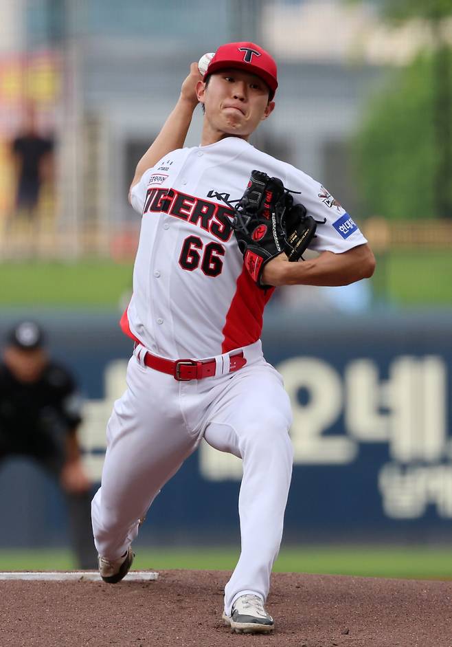 <yonhap photo-5460="">2일 광주기아챔피언스필드에서 열린 프로야구 SSG 랜더스와 KIA 타이거즈의 경기. KIA 선발투수 이도현이 1회에 투구하고 있다. 2025.7.2 [연합뉴스]</yonhap>