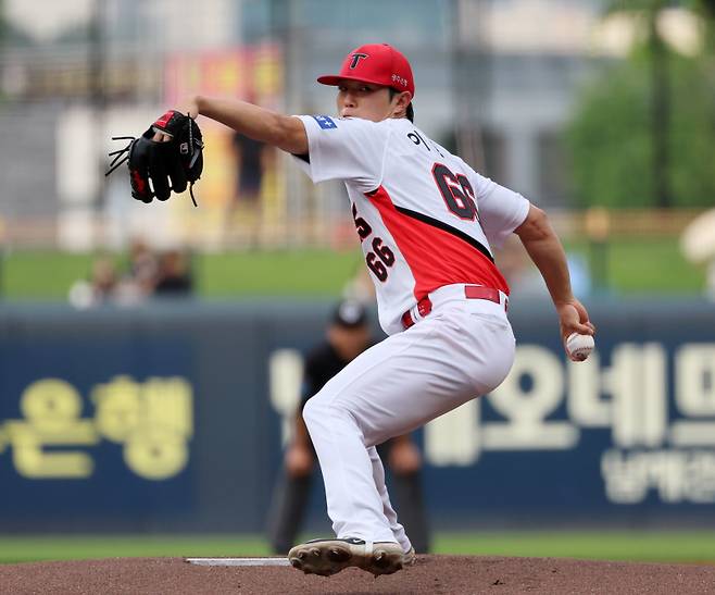 <yonhap photo-5463="">2일 광주기아챔피언스필드에서 열린 프로야구 SSG 랜더스와 KIA 타이거즈의 경기. KIA 선발투수 이도현이 1회에 투구하고 있다. 2025.7.2 [연합뉴스]</yonhap>