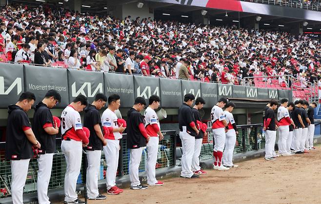 <yonhap photo-5391="">2일 광주기아챔피언스필드에서 열린 프로야구 SSG 랜더스와 KIA 타이거즈의 경기. KIA 이범호 감독을 비롯한 선수단이 이날 별세한 이광환 전 LG 감독을 추모하는 묵념을 하고 있다. 2025.7.2 [연합뉴스]</yonhap>