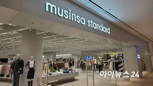 호실적 거뒀는데도 비상경영을 선포한 온-오프 패션 플랫폼 무신사도 글로벌 시장 진출을 가속화하는 성장전략에 초점을 맞추고 있다. 사진은 무신사 스탠다드 스타필드 수원점 전경.