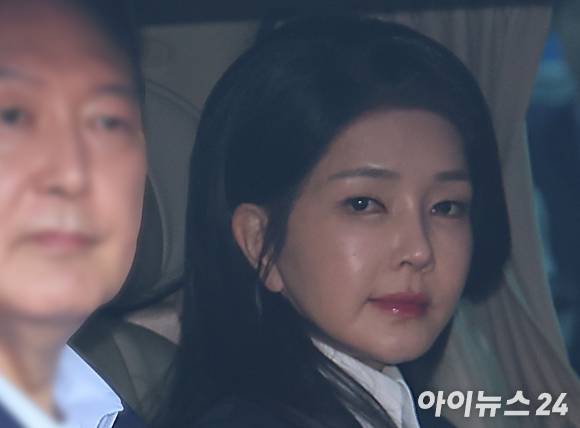 윤석열 전 대통령과 김건희 여사가 탄 차량이 지난 4월 11일 오후 서울 용산구 한남동 대통령 관저를 떠나 서초동 사저로 이동하고 있다. [사진=정소희 기자]