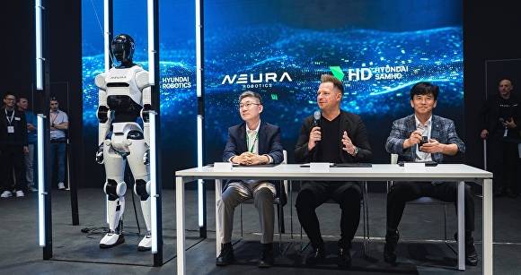 독일 뮌헨에서 열린 ‘4족 보행 휴머노이드 로봇 개발 및 실증을 위한 협약식’에서 노이라 로보틱스 관계자가 4족 보행 휴머노이드 로봇에 대해 설명하고 있다. [사진=HD현대삼호]