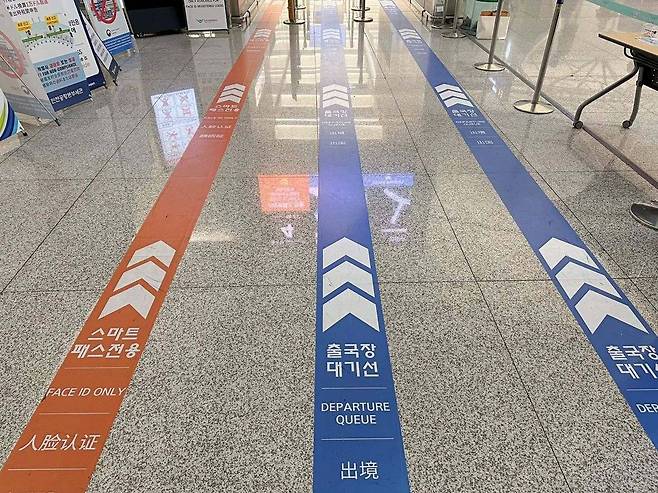 바닥에 ‘스마트패스 전용’이라 적힌 주황색 라인을 따라간다 / 출처=IT동아