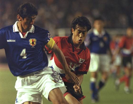 현역 시절 일본의 주장으로 활약한 이하라(왼쪽). 중앙포토