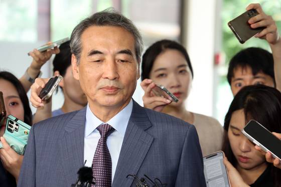 김건희 여사 의혹 관련 사건 수사를 맡은 민중기 특별검사가 1일 오전 서울 서초구 사무실로 출근하고 있다. 뉴스1