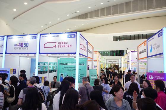 1일부터 열리고 있는 서울시 중장년 일자리박람회의 모습. 중장년 구직자들이 기업 부스를 찾아 설명을 듣고 있다. 사진 서울시