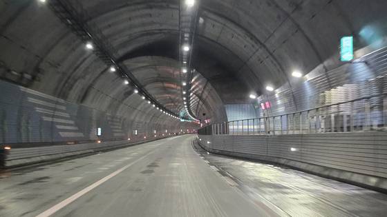 충남 보령 신흑동과 원산도를 연결하는 보령해저터널, 무더운 날씨가 이어지면서 터널 내부에 물이 흘러내리는 결로현상이 발생하고 있다. 관계 당국은 제트펜과 가습기를 가동하며 대책을 마련했다. 신진호 기자