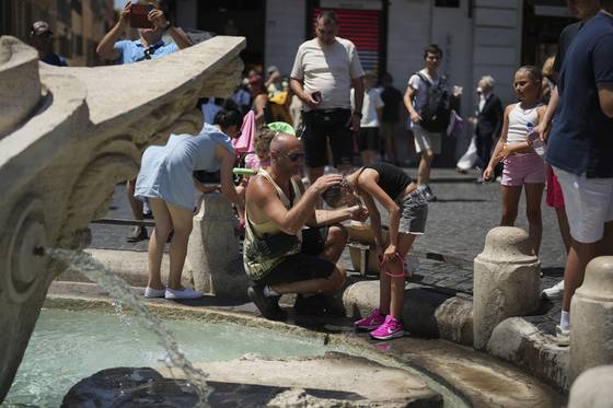 1일(현지시간) 이탈리아 로마에 있는 바르카치아 분수. AP=연합뉴스