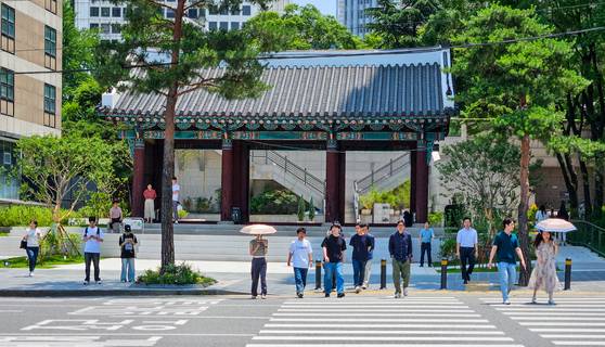 펜스와 담장을 없애고 24시간 개방하는 환구단 정문의 모습.  사진 서울시