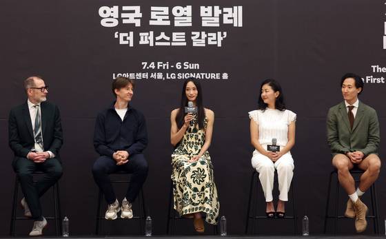 2일 서울 강서구 마곡동 'LG아트센터 서울'에서 열린 영국 로열 발레 내한 공연 '더 퍼스트 갈라' 기자간담회에서 후미 가네코(가운데) 수석 무용수가 발언을 하고 있다. 뉴스1