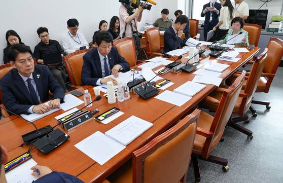 국회 과학기술정보방송통신위원회 정보통신방송법안심사소위원장인 김현 더불어민주당 간사가 2일 오후 서울 여의도 국회에서 열린 제426회국회(임시회) 제2차 정보통신방송법안심사소위원회에서 국민의힘 불참 속 방송 3법 논의를 위해 의사봉을 두드리고 있다. 뉴스1