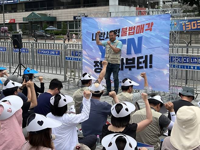 전준형 언론노조 YTN 지부장이 2일 서울 용산 대통령실 앞에서 열린 결의대회에서 YTN 정상화를 촉구하며 구호를 외치고 있다. /한국기자협회