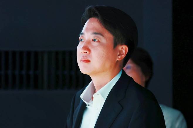 지난 18일 서울 강남구 코엑스에서 열린 2025 메타버스 엑스포에서 개혁신당 이준석 의원이 부스를 둘러보고 있다.사진=연합뉴스