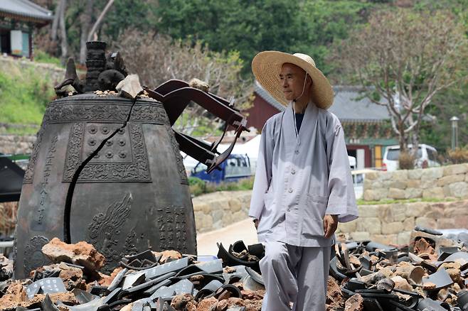 경북 의성군 고운사 주지 등운 스님이 지난달 19일 대형 산불로 전소된 사찰 경내를 둘러보고 있다. 정지윤 선임기자