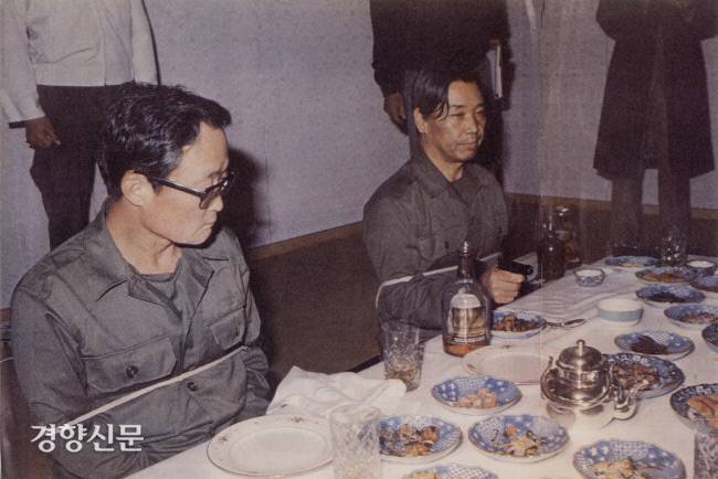 10·26 사건 12일 뒤인 1978년 11월 7일 공개된 현장검증. 차지철 경호실장을 향해 권총 한 발을 쏜 김재규 전 중앙정보부장이 앞에 앉아 있던 박정희 대통령을 쏘는 모습을 재연하고 있다. 경향신문 자료사진