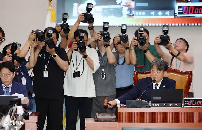 의사봉 두드리는 이춘석 법사위원장 이춘석 국회 법제사법위원회 위원장이 1일 국회 법사위 전체회의에서 의사봉을 두드리고 있다. 박민규 선임기자