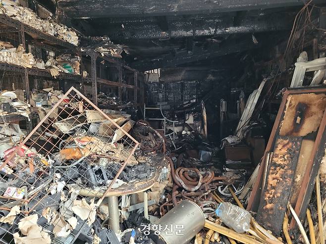 지난 1일 서울 중구 을지로 세운상가 인근 재개발지역 철물점에 불에 탄 집기가 방치돼 있다. 지난 5월28일 이곳에서 화재가 발생해 점포 48곳이 전소됐다. 백민정 기자