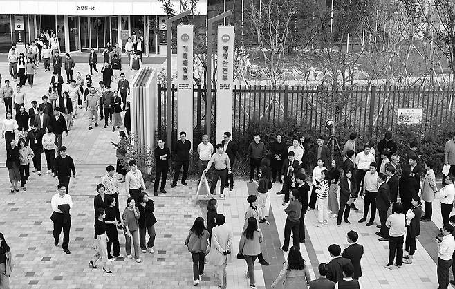 2023년 11월 1일 일 오후 세종시 정부세종청사에서 화재 대비 민방위 훈련이 시작되자 직원들이 건물 밖으로 대피하고 있다. 연합뉴스