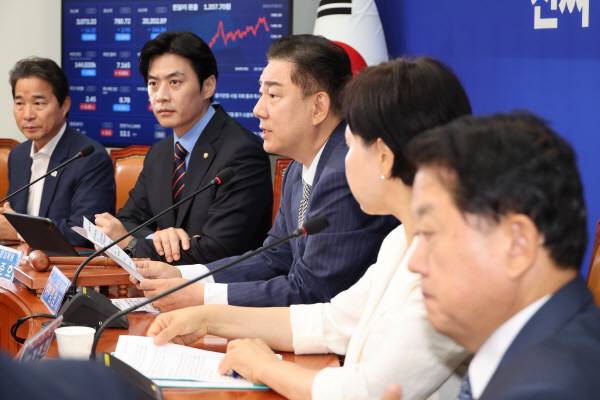 더불어민주당 김병기 대표 직무대행 겸 원내대표가 2일 국회에서 열린 최고위원회의에 참석해 발언하고 있다. 연합뉴스