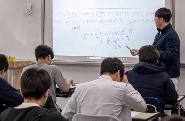 부산 한 고등학교에서 학생들이 수업을 듣고 있는 모습. 사진은 기사와 관련 없음. 국제신문DB