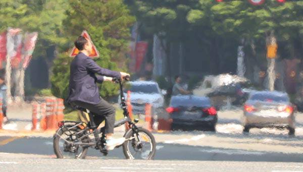 연일 폭염이 기승을 부리는 가운데 2일 부산 해운대구 센텀대로 위로 뜨거운 지열이 만든 아지랑이가 피어오르고 있다. 연합뉴스