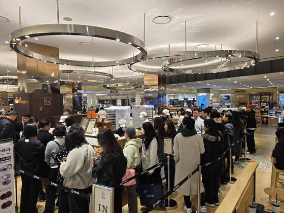 Customers line up at the Boochang Jegwa hodu gwaja (walnut pastry) store located inside Starfield Suwon in Gyeonggi. [FG]