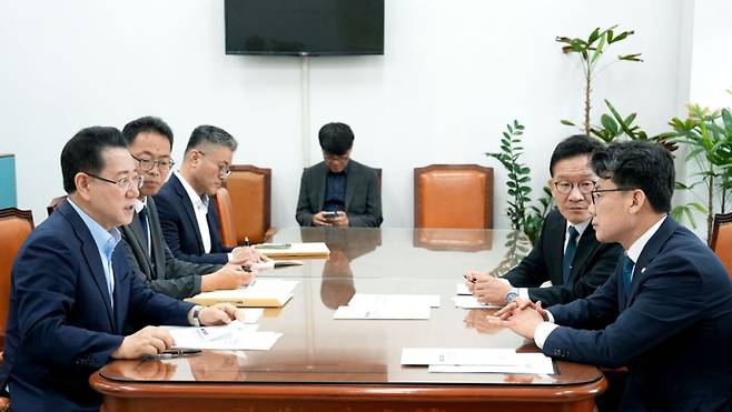 김영록 전남도지사가 1일 서울 국회에서 진성준 더불어민주당 정책위의장과 면담을 갖고 전남도 현안 해결을 위한 건의 및 협조를 요청하고 있다. /전남도