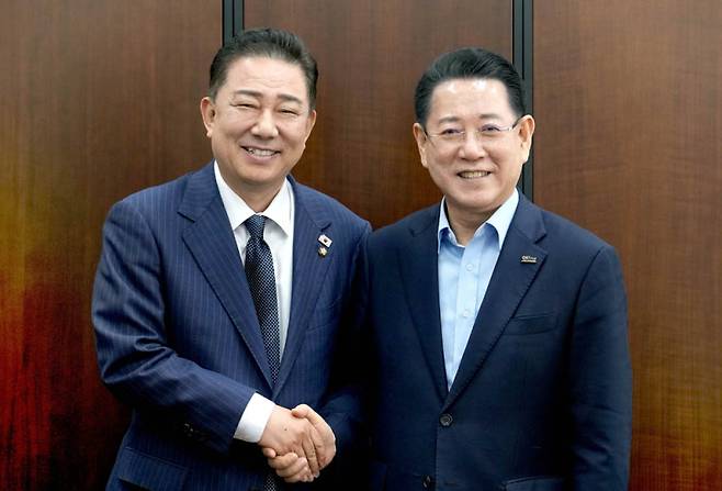 김영록 전남도지사(오른쪽)가 1일 서울 국회에서 김병기 더불어민주당 원내대표와 면담을 갖고 전남도 현안 해결을 위한 건의 및 협조를 요청하고 있다. /전남도