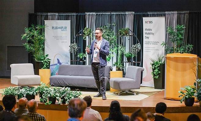 현대모비스 임직원이 지난4월 미국 디트로이트에서 개최한 ‘모비스 모빌리티 데이’에서 신기술을 발표하고 있다. 현대모비스