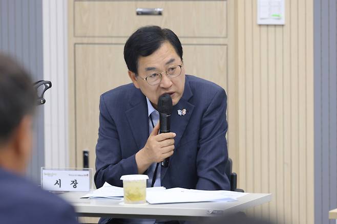 주낙영 시장이 읍·면·동장 회의를 주재한 자리에서 주요 현안에 대해 발언하고 있다. 경주시 제공