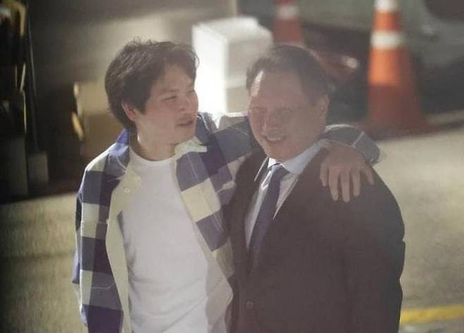 최태원 SK그룹 회장(오른쪽)과 장남 최인근씨. 인터넷 커뮤니티 캡처