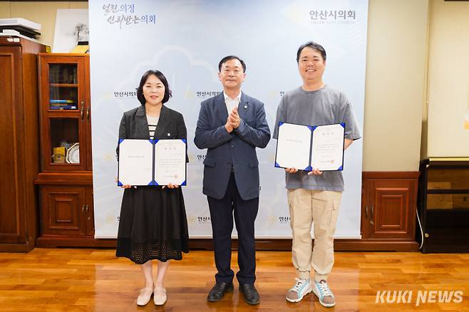 안산시의회 박태순 의장(가운데)과 공무국외출장심사위원회 위원으로 2일 위촉된 정은철(오른쪽), 권옥순 위원. 안산시의회 제공&nbsp;