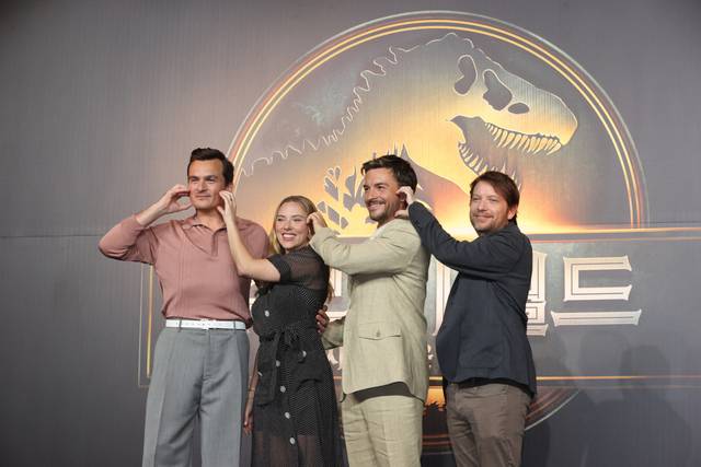 서울 종로구 포시즌스 호텔에서 1일 열린 영화 ‘쥬라기 월드: 새로운 시작’ 내한 기자간담회에서 출연 배우들과 감독이 손으로 볼하트 모양을 만들어 보이고 있다. 왼쪽부터 배우 루퍼트 프렌드, 스칼릿 조핸슨, 조너선 베일리와 연출을 맡은 가렛 에드워즈 감독. 연합뉴스