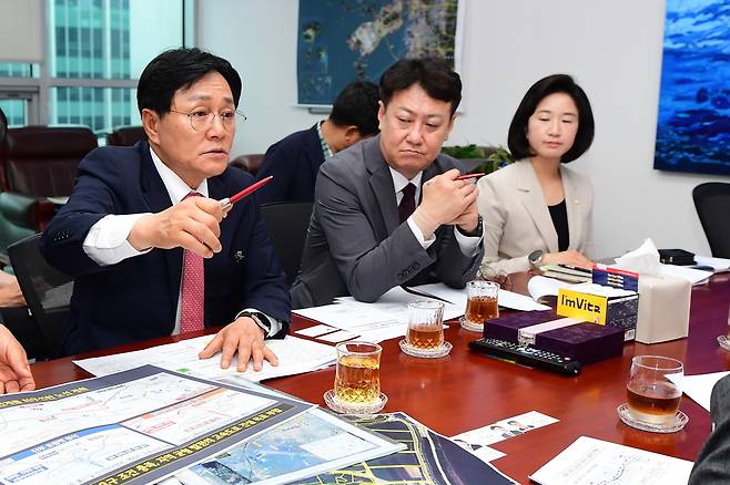 박용철 인천 강화군수가 2일 국회에서 국토교통부 및 한국도로공사 관계자와 간담회를 갖고 계양∼강화 고속도로의 강화 구간인 7공구 실시설계와 관련해 종점부에 대한 종합적인 개선 대책을 건의하고 있다. 강화군 제공