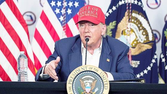 도널드 트럼프 미국 대통령이 1일(현지시간) 플로리다주 오초피의 불법이민자 구금시설을 방문해 기자들의 질문에 답하고 있다. AP연합뉴스