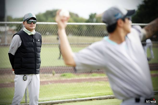 이종범(왼쪽) 전 코치가 지난 2월 KT 위즈 구단 스프링캠프에서 훈련 중인 선수들을 바라보고 있다. 이 전 코치는 방송 예능 프로그램 합류를 이유로 프로야구 시즌이 한창인 지난달 27일 퇴단을 결정했다. KT 위즈 제공
